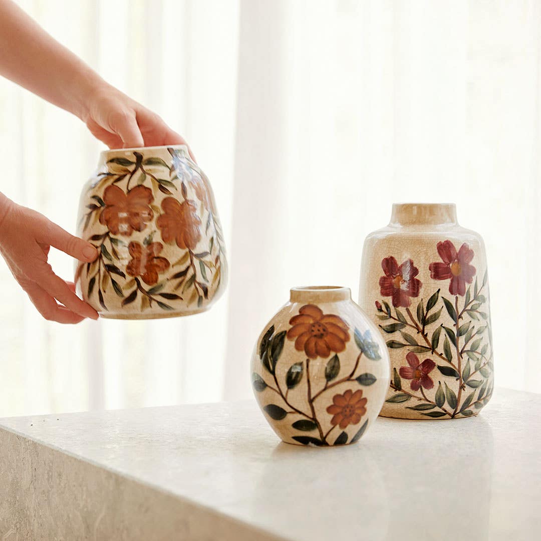 https://s3-ap-southeast-2.amazonaws.com/fusionfactory.commerceconnect.bbnt.production/pim_media/000/163/062/M_F_W24_LS_Decorator_Evergreen_Dana_Ceramic_Vase_2_SI.jpg?1713748005