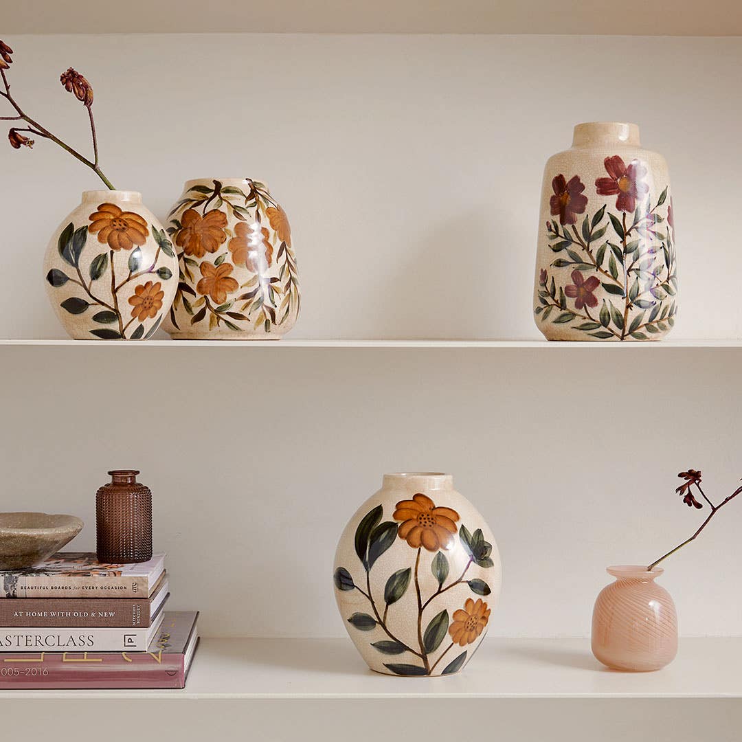 https://s3-ap-southeast-2.amazonaws.com/fusionfactory.commerceconnect.bbnt.production/pim_media/000/163/061/M_F_W24_LS_Decorator_Evergreen_Dana_Ceramic_Vase_Pippa_Glass_Gracie_Swirl_SI.jpg?1713747989