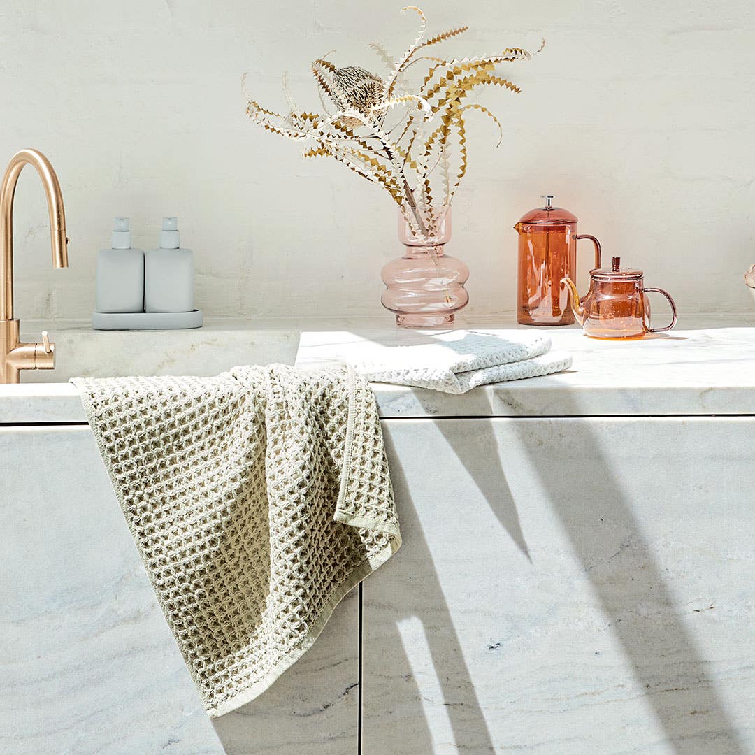 https://s3-ap-southeast-2.amazonaws.com/fusionfactory.commerceconnect.bbnt.production/pim_media/000/163/257/M_F_W24_LS_Tea-Towels-Waffle_Olive_Set_SI.jpg?1714453559