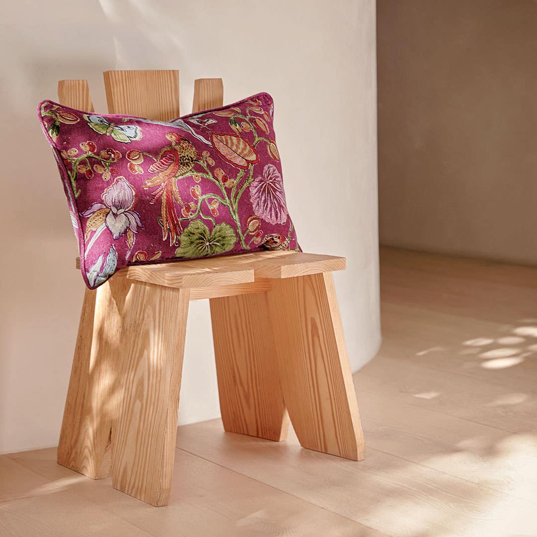 https://s3-ap-southeast-2.amazonaws.com/fusionfactory.commerceconnect.bbnt.production/pim_media/000/163/295/M_F_W24_LS_Throw_Cushion_Florella_Plum_Floral_SI.jpg?1714631316