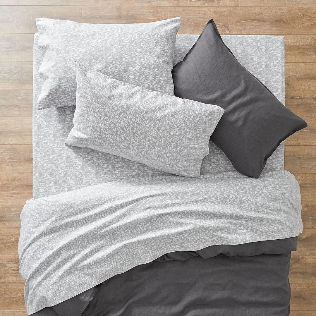 https://s3-ap-southeast-2.amazonaws.com/fusionfactory.commerceconnect.bbnt.production/pim_media/000/156/359/M_F_W24_Sheet-Sets_Flannelette_Ikura-Grey_SS_SI.jpg?1699942543