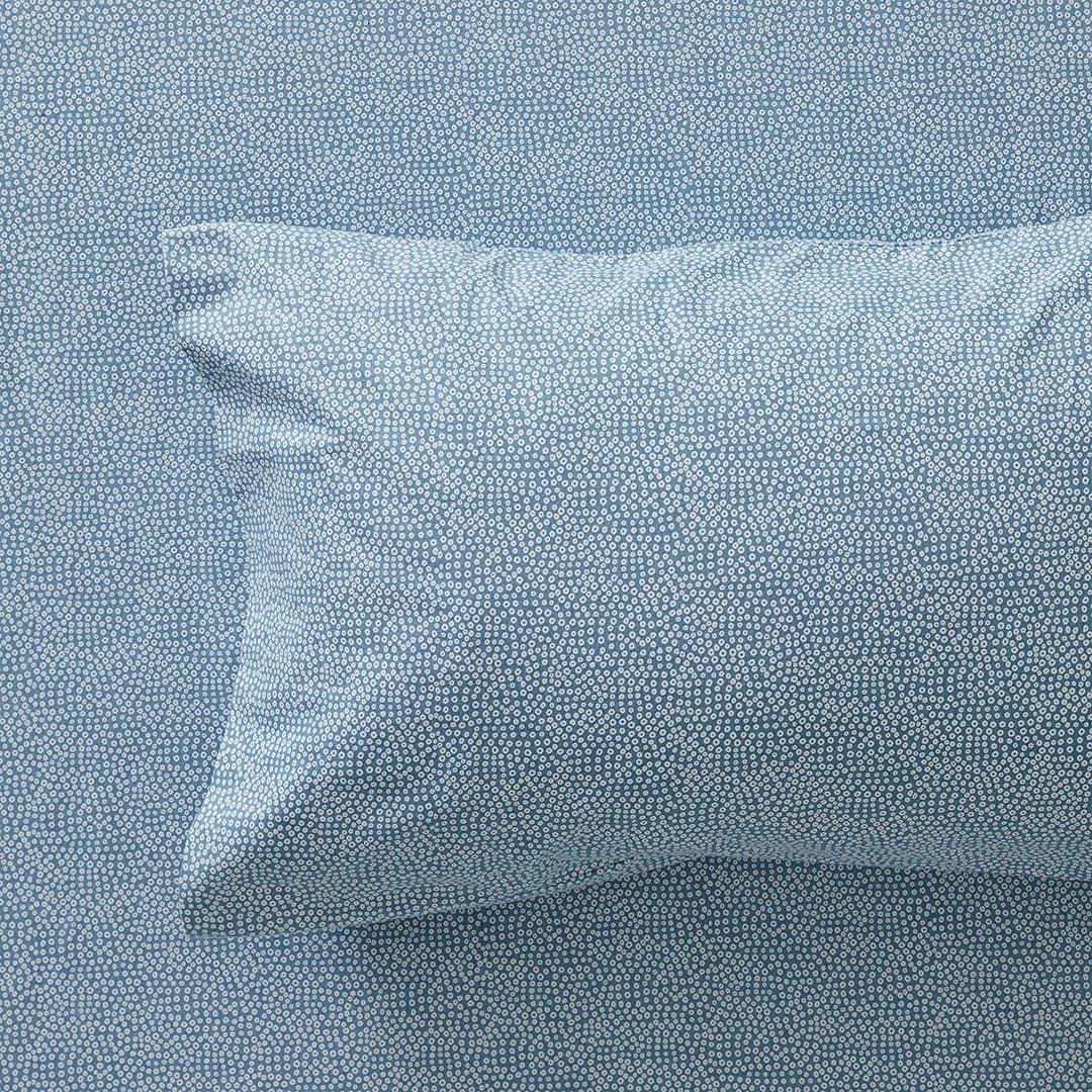 https://s3-ap-southeast-2.amazonaws.com/fusionfactory.commerceconnect.bbnt.production/pim_media/000/161/408/M_F_W24_Sheet-Sets_Flannelette_Ikura-Smoke-Blue_SS-Detail_SI.jpg?1709261719