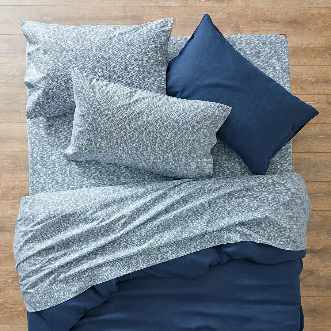 https://s3-ap-southeast-2.amazonaws.com/fusionfactory.commerceconnect.bbnt.production/pim_media/000/161/407/M_F_W24_Sheet-Sets_Flannelette_Ikura-Smoke-Blue_SS_SI.jpg?1709261705