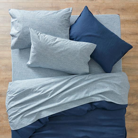 https://s3-ap-southeast-2.amazonaws.com/fusionfactory.commerceconnect.bbnt.production/pim_media/000/161/440/M_F_W24_Sheet-Sets_Flannelette_Ikura-Smoke-Blue_SS_SI.jpg?1709269469
