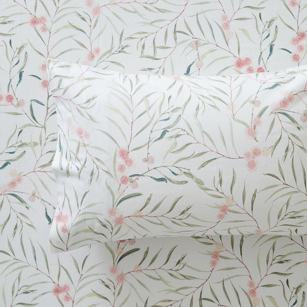 https://s3-ap-southeast-2.amazonaws.com/fusionfactory.commerceconnect.bbnt.production/pim_media/000/156/445/M_F_W24_Sheet-Sets_Flannelette_Laurina_SS-Detail_SI.jpg?1700009325