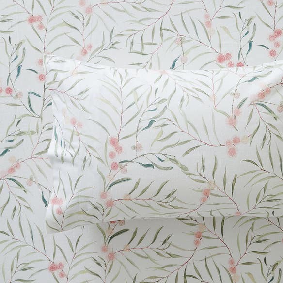 https://s3-ap-southeast-2.amazonaws.com/fusionfactory.commerceconnect.bbnt.production/pim_media/000/156/445/M_F_W24_Sheet-Sets_Flannelette_Laurina_SS-Detail_SI.jpg?1700009325