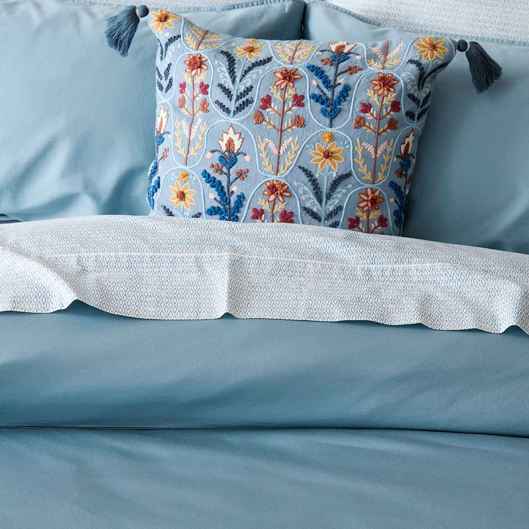 https://s3-ap-southeast-2.amazonaws.com/fusionfactory.commerceconnect.bbnt.production/pim_media/000/195/946/M_F_W25_BOP_Peyton-Denim_QQC_Detail_1_SI.jpg?1749620248