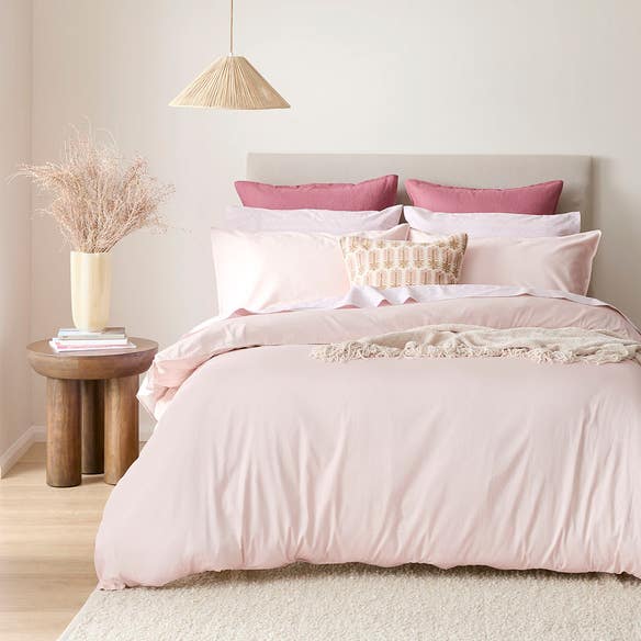https://s3-ap-southeast-2.amazonaws.com/fusionfactory.commerceconnect.bbnt.production/pim_media/000/195/796/M_F_W25_BOP_Peyton_Blush_QQC_SI.jpg?1749538466
