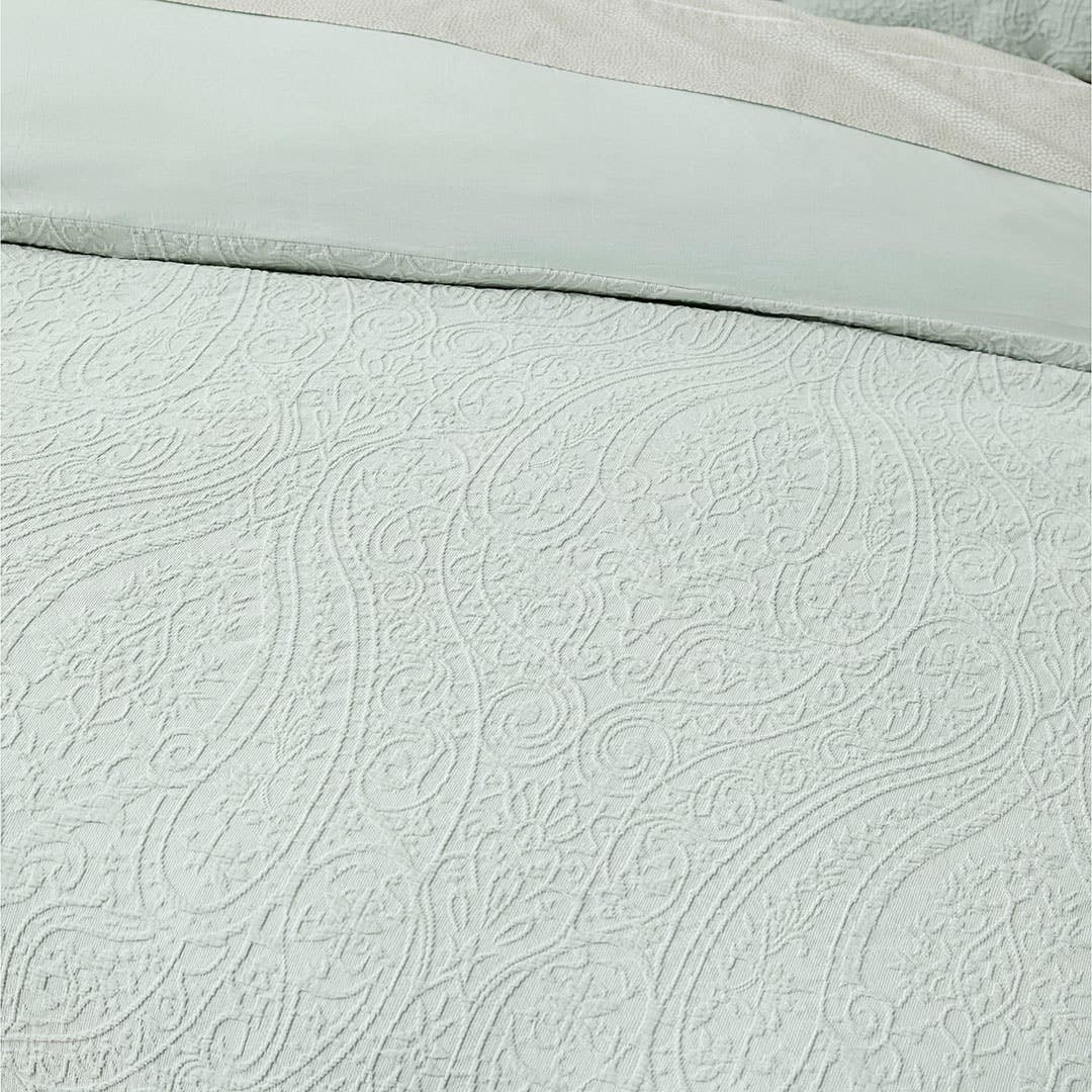https://s3-ap-southeast-2.amazonaws.com/fusionfactory.commerceconnect.bbnt.production/pim_media/000/185/702/M_F_W25_Bedlinen_BOP_Alba_Green_Detail-1_SI.jpg?1735534615