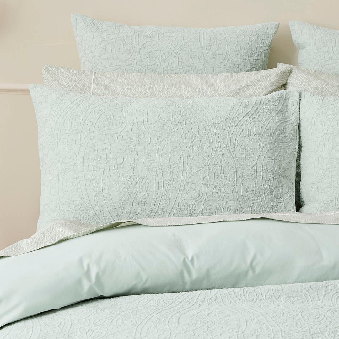 https://s3-ap-southeast-2.amazonaws.com/fusionfactory.commerceconnect.bbnt.production/pim_media/000/185/699/M_F_W25_Bedlinen_BOP_Alba_Green_Pillow_SI.jpg?1735534615
