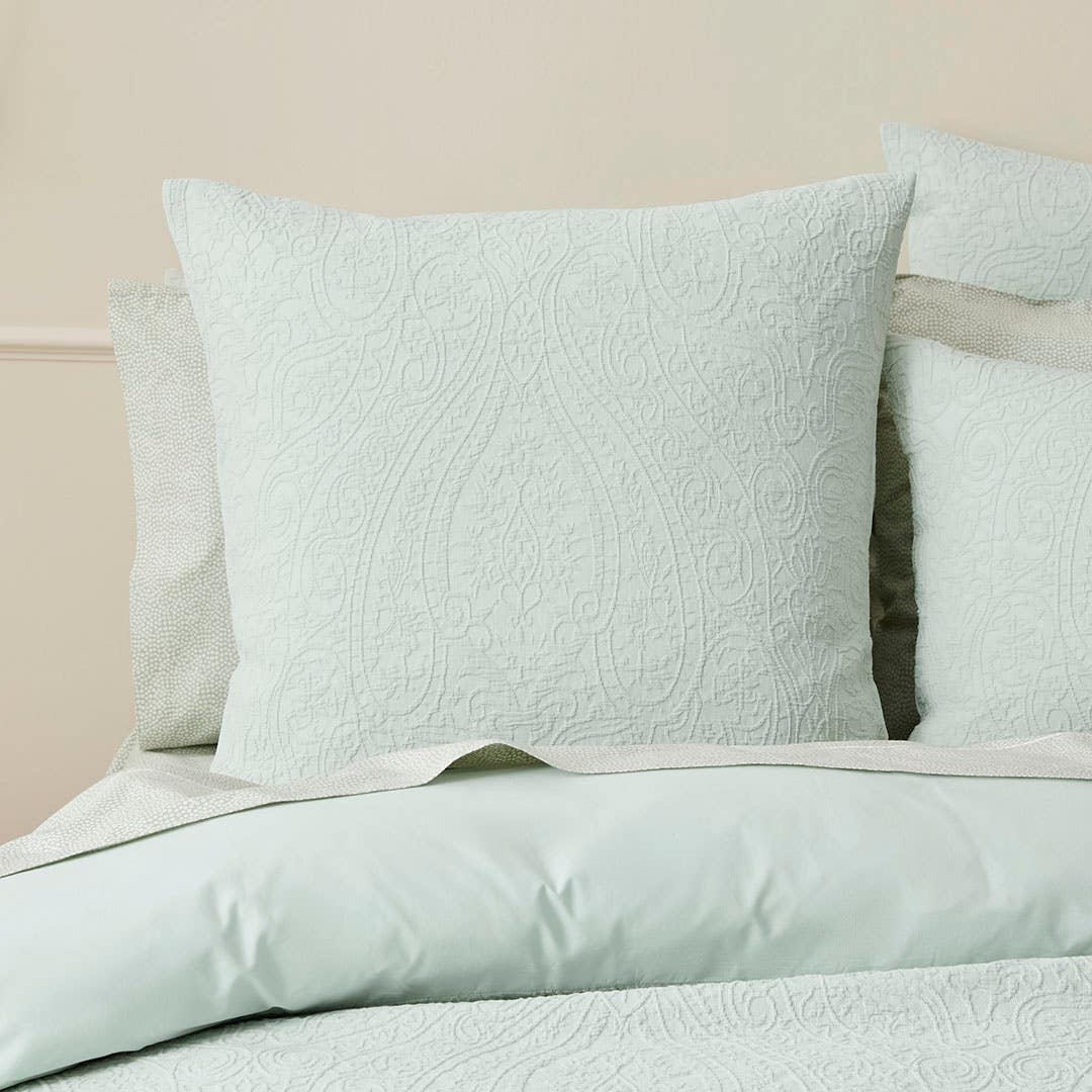 https://s3-ap-southeast-2.amazonaws.com/fusionfactory.commerceconnect.bbnt.production/pim_media/000/185/700/M_F_W25_Bedlinen_BOP_Alba_Green_QQC_Euro_SI.jpg?1735534615