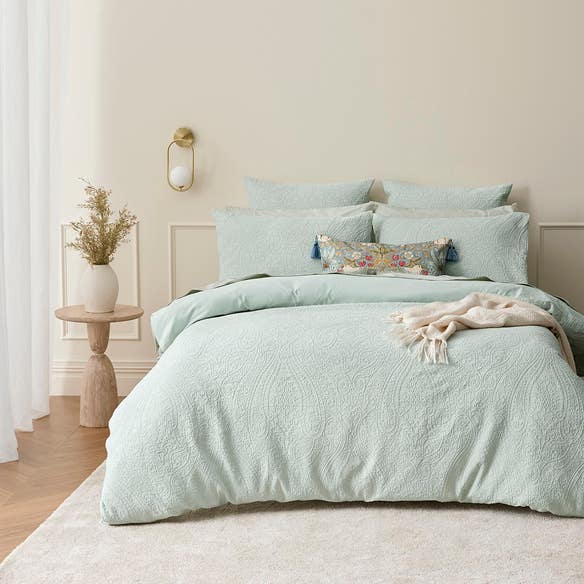 https://s3-ap-southeast-2.amazonaws.com/fusionfactory.commerceconnect.bbnt.production/pim_media/000/185/704/M_F_W25_Bedlinen_BOP_Alba_Green_QQC_SI.jpg?1735534636