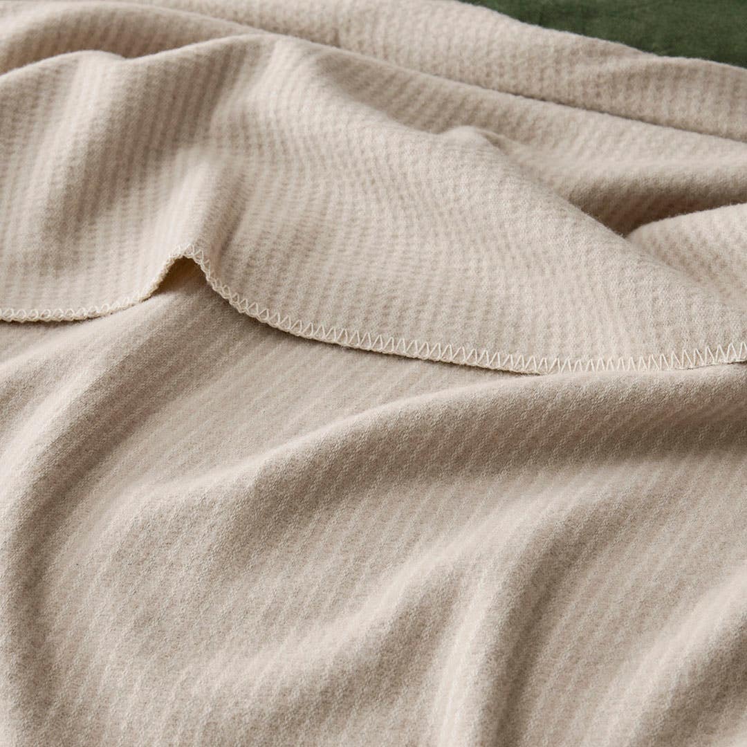 https://s3-ap-southeast-2.amazonaws.com/fusionfactory.commerceconnect.bbnt.production/pim_media/000/176/289/M_F_W25_Bedlinen_BOP_Beckett_Blanket_Natural_Detail_SI.jpg?1731988723