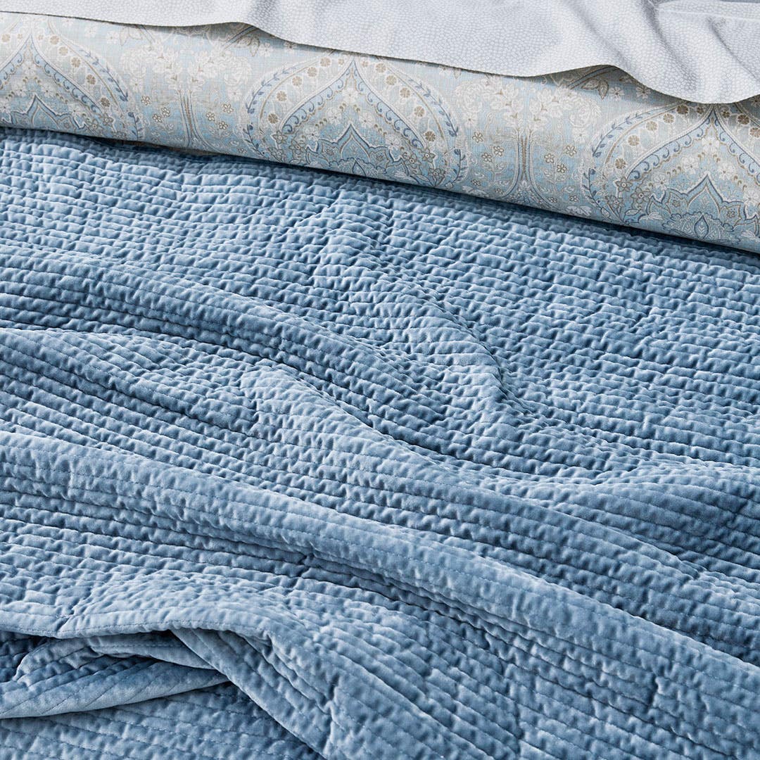 https://s3-ap-southeast-2.amazonaws.com/fusionfactory.commerceconnect.bbnt.production/pim_media/000/179/725/M_F_W25_Bedlinen_BOP_Blake_Coverlet_Steal_Blue_Detail_1_SI.jpg?1733458608