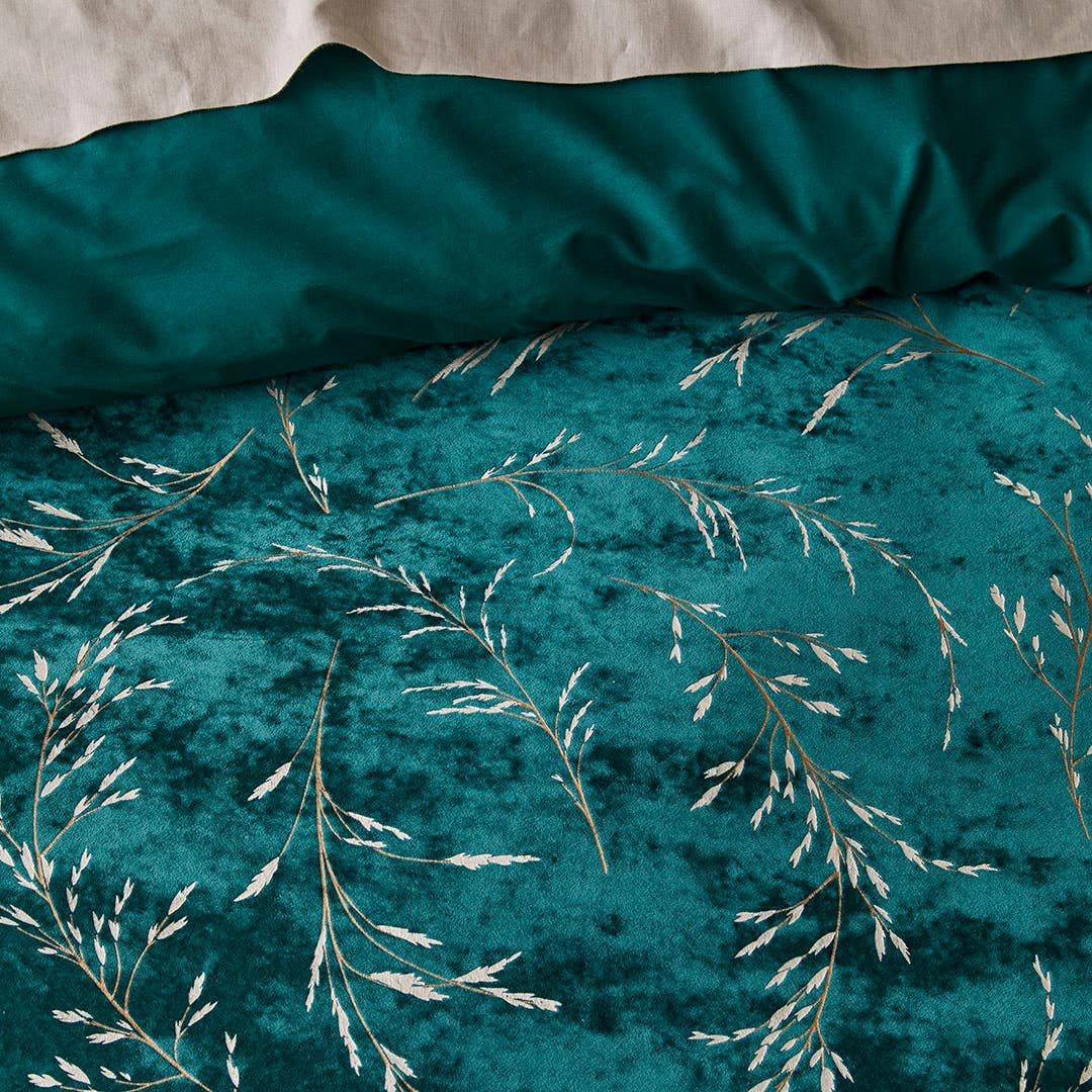 https://s3-ap-southeast-2.amazonaws.com/fusionfactory.commerceconnect.bbnt.production/pim_media/000/178/032/M_F_W25_Bedlinen_BOP_Daylesford_QQC_Detail_1_SI.jpg?1732253151