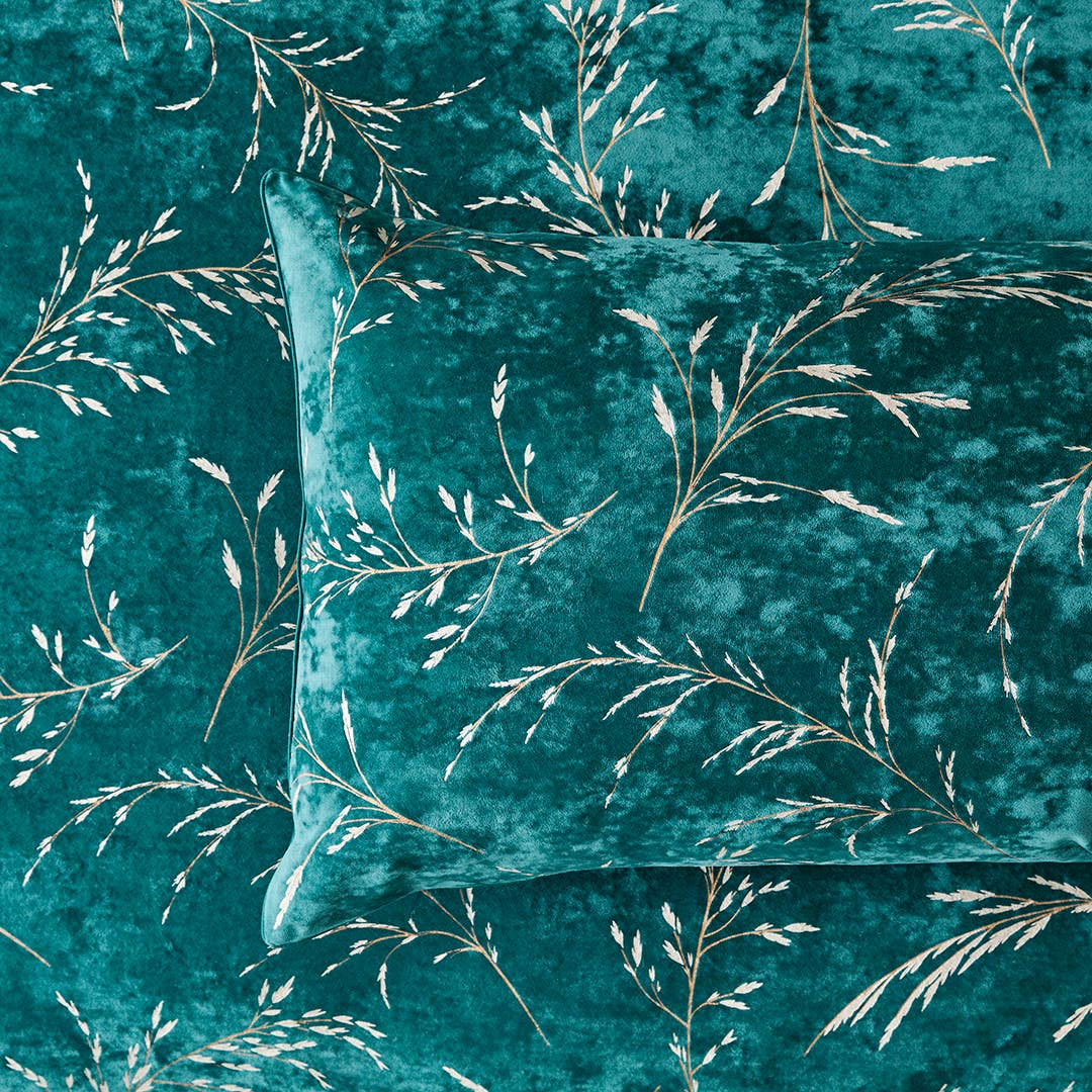 https://s3-ap-southeast-2.amazonaws.com/fusionfactory.commerceconnect.bbnt.production/pim_media/000/178/033/M_F_W25_Bedlinen_BOP_Daylesford_QQC_Detail_2_SI.jpg?1732253152