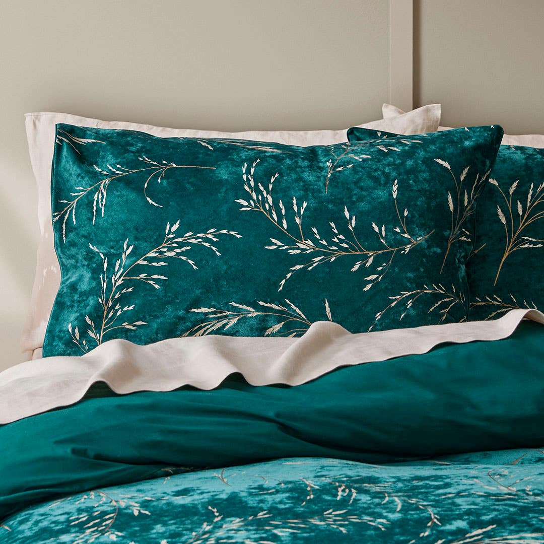 https://s3-ap-southeast-2.amazonaws.com/fusionfactory.commerceconnect.bbnt.production/pim_media/000/178/036/M_F_W25_Bedlinen_BOP_Daylesford_QQC_Pillow_SI.jpg?1732253152