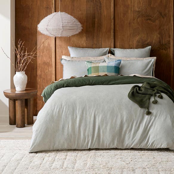 https://s3-ap-southeast-2.amazonaws.com/fusionfactory.commerceconnect.bbnt.production/pim_media/000/176/397/M_F_W25_Bedlinen_BOP_Levi_Moss_QQC_SI.jpg?1731991967