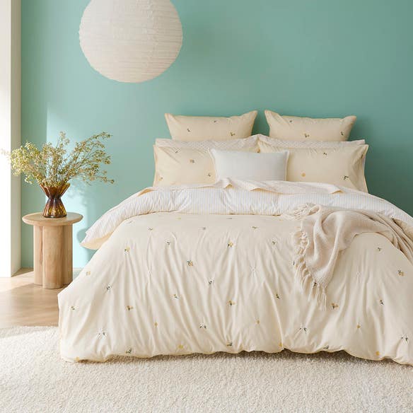 https://s3-ap-southeast-2.amazonaws.com/fusionfactory.commerceconnect.bbnt.production/pim_media/000/191/705/M_F_W25_Bedlinen_BOP_Phillipa_QQC_SI.jpg?1742966624