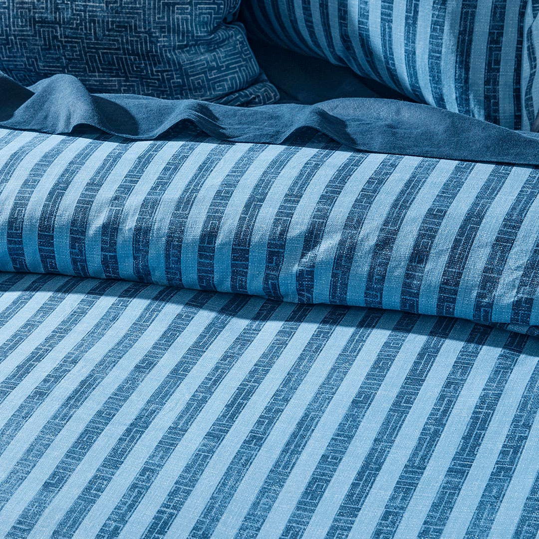 https://s3-ap-southeast-2.amazonaws.com/fusionfactory.commerceconnect.bbnt.production/pim_media/000/176/488/M_F_W25_Bedlinen_BOP_Remington_QQC_Detail_1_SI.jpg?1732077399
