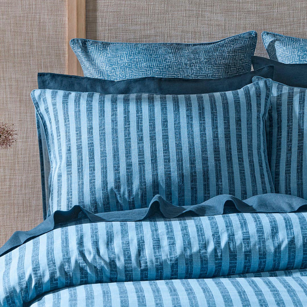 https://s3-ap-southeast-2.amazonaws.com/fusionfactory.commerceconnect.bbnt.production/pim_media/000/176/492/M_F_W25_Bedlinen_BOP_Remington_QQC_Pillow_SI.jpg?1732077400