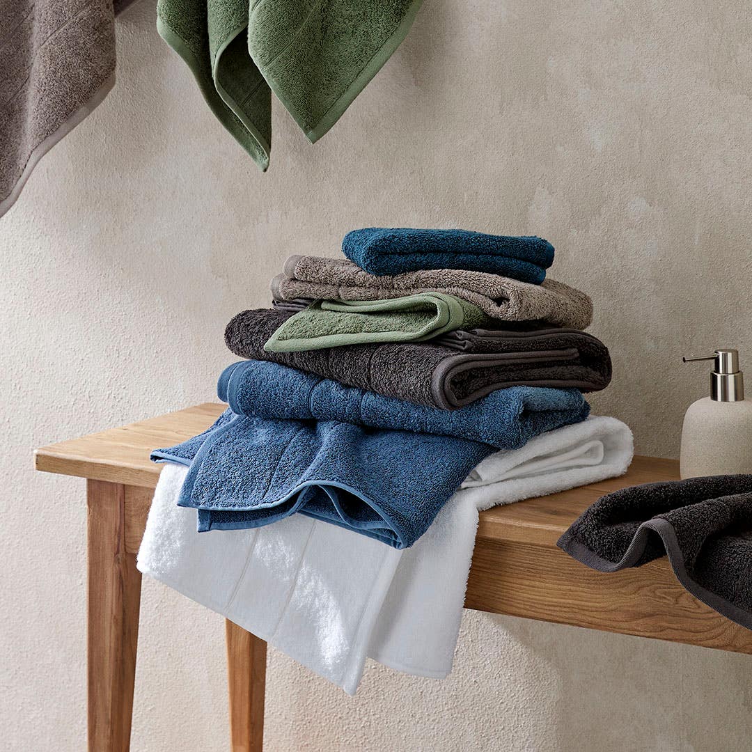 https://s3-ap-southeast-2.amazonaws.com/fusionfactory.commerceconnect.bbnt.production/pim_media/000/193/605/M_F_W25_LS_Bliss_Towels-0333_SI.jpg?1744594509