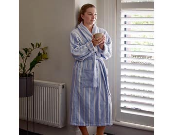 https://s3-ap-southeast-2.amazonaws.com/fusionfactory.commerceconnect.bbnt.production/pim_media/000/191/856/M_F_W25_LS_Location_Winter_Essentials_Shot_12-Combi_Robe_SI.jpg?1743040298
