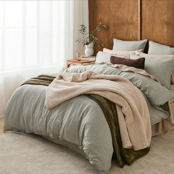 https://s3-ap-southeast-2.amazonaws.com/fusionfactory.commerceconnect.bbnt.production/pim_media/000/195/367/M_F_W25_LS_Winter_Essentials_Shot_02-Pt1_SI.jpg?1747795209