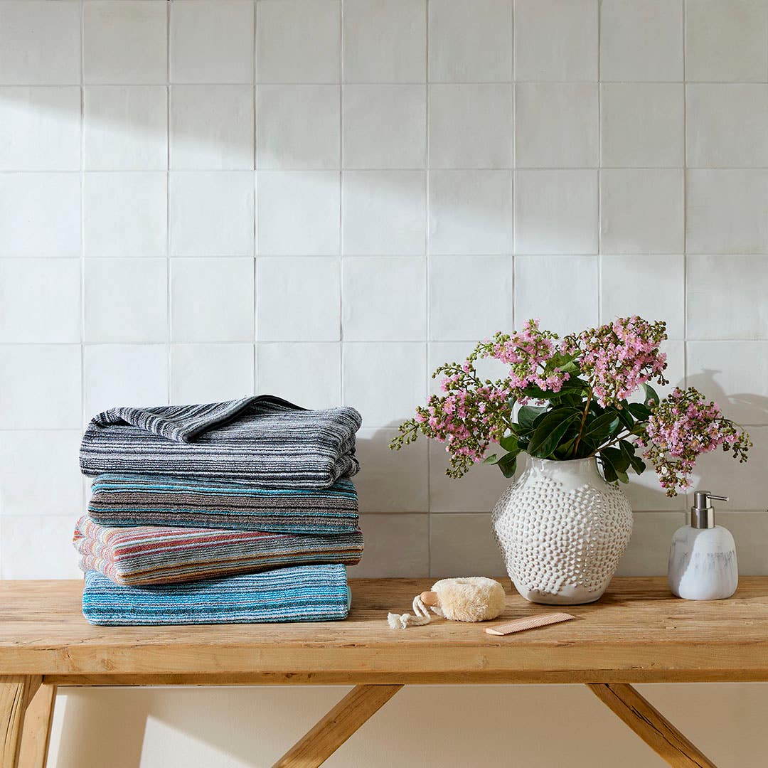 https://s3-ap-southeast-2.amazonaws.com/fusionfactory.commerceconnect.bbnt.production/pim_media/000/189/485/M_F_W25_Towels_LS_Studio-Montauk_Stripe_Set_SI.jpg?1739507175