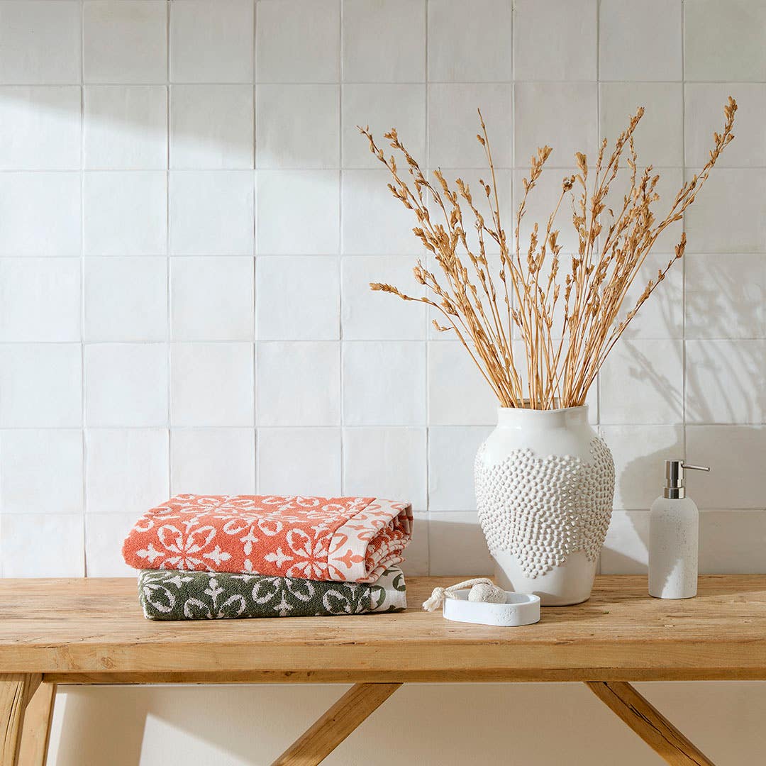 https://s3-ap-southeast-2.amazonaws.com/fusionfactory.commerceconnect.bbnt.production/pim_media/000/189/500/M_F_W25_Towels_LS_Studio_Alva_Set_SI.jpg?1739509060