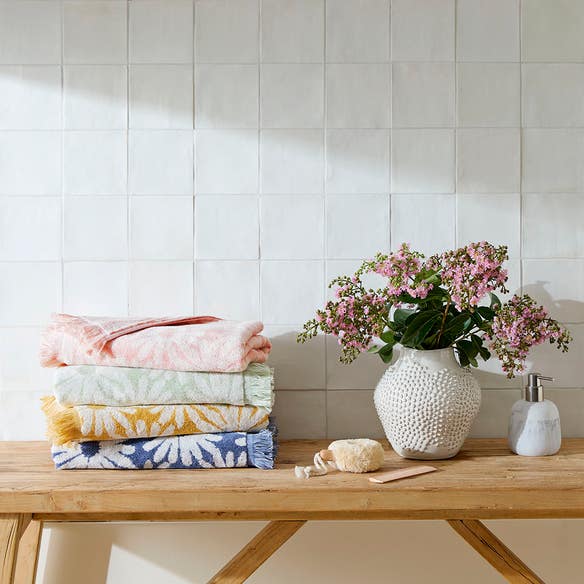 https://s3-ap-southeast-2.amazonaws.com/fusionfactory.commerceconnect.bbnt.production/pim_media/000/189/450/M_F_W25_Towels_LS_Studio_Daisy_Set_SI.jpg?1739503463