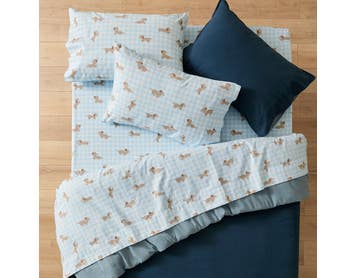 https://s3-ap-southeast-2.amazonaws.com/fusionfactory.commerceconnect.bbnt.production/pim_media/000/203/676/M_F_W26_BOP_Benny_Blue_Flannelette_SS_SI.jpg?1762148218