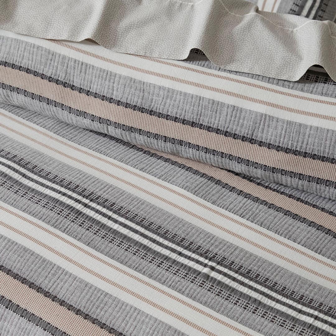 https://s3-ap-southeast-2.amazonaws.com/fusionfactory.commerceconnect.bbnt.production/pim_media/000/206/555/M_F_W26_Bedlinen_BOP_Bartel_QQC_Detail-1_SI.jpg?1767325665