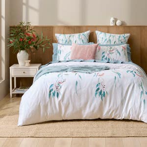 https://s3-ap-southeast-2.amazonaws.com/fusionfactory.commerceconnect.bbnt.production/pim_media/000/211/174/M_F_W26_Bedlinen_BOP_Bushland_QQC_SI.jpg?1773377532