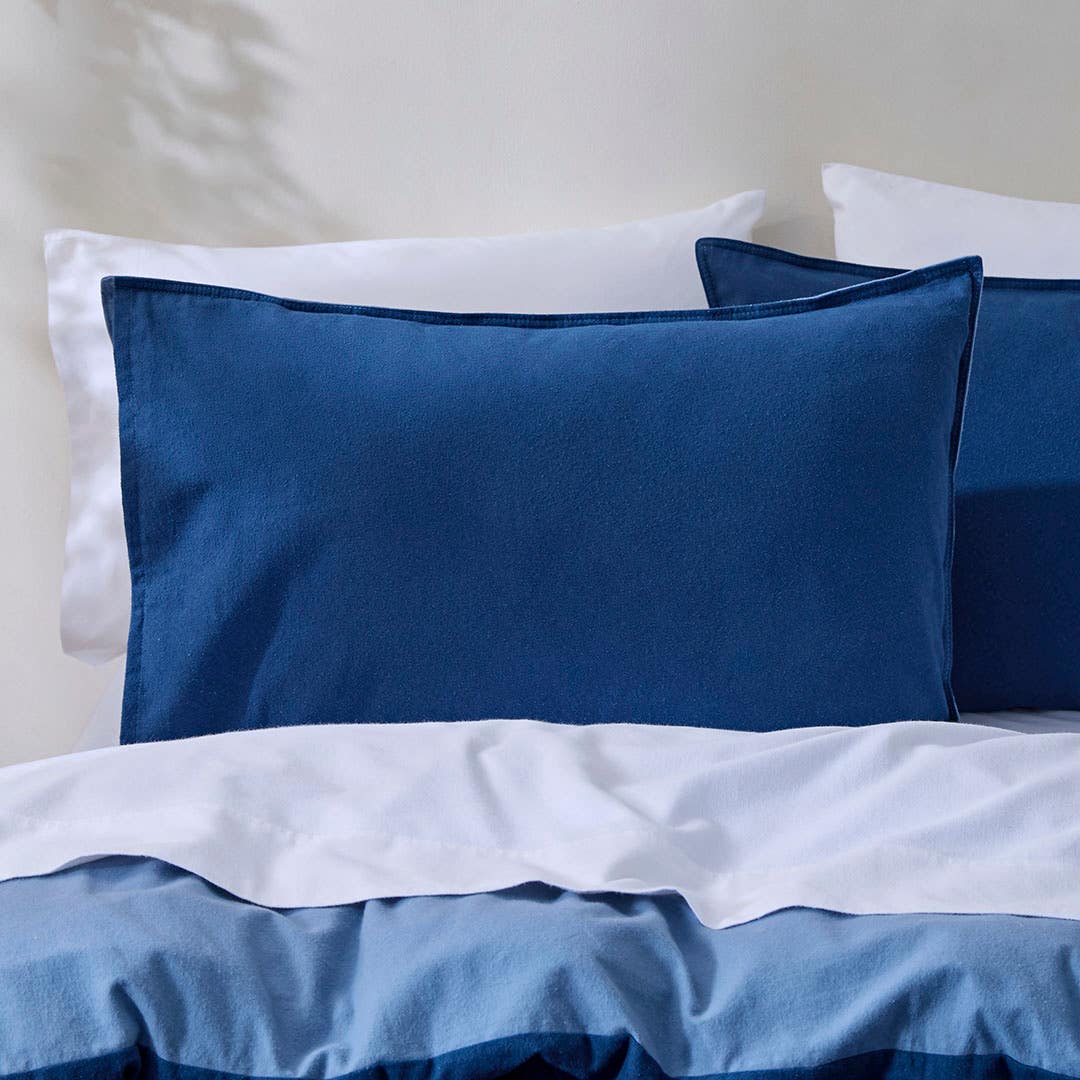 https://s3-ap-southeast-2.amazonaws.com/fusionfactory.commerceconnect.bbnt.production/pim_media/000/205/335/M_F_W26_Bedlinen_BOP_Fabian-Denim-Navy_Pillow_SI.jpg?1765323374
