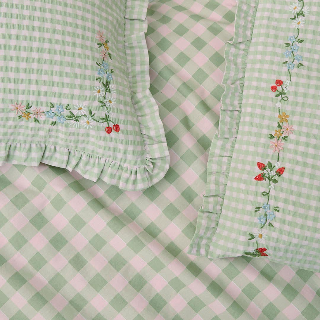 https://s3-ap-southeast-2.amazonaws.com/fusionfactory.commerceconnect.bbnt.production/pim_media/000/212/567/M_F_W26_Bedlinen_BOP_GIA_QQC_Marketing_Detail_02_SI.jpg?1776147211
