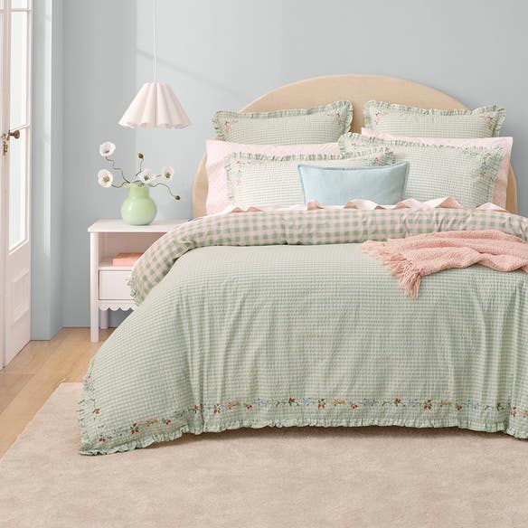 https://s3-ap-southeast-2.amazonaws.com/fusionfactory.commerceconnect.bbnt.production/pim_media/000/212/574/M_F_W26_Bedlinen_BOP_GIA_QQC_SI.jpg?1776147230
