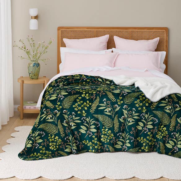 https://s3-ap-southeast-2.amazonaws.com/fusionfactory.commerceconnect.bbnt.production/pim_media/000/205/400/M_F_W26_Bedlinen_BOP_Gembrook_Sherpa_Blanket_SI.jpg?1765324904