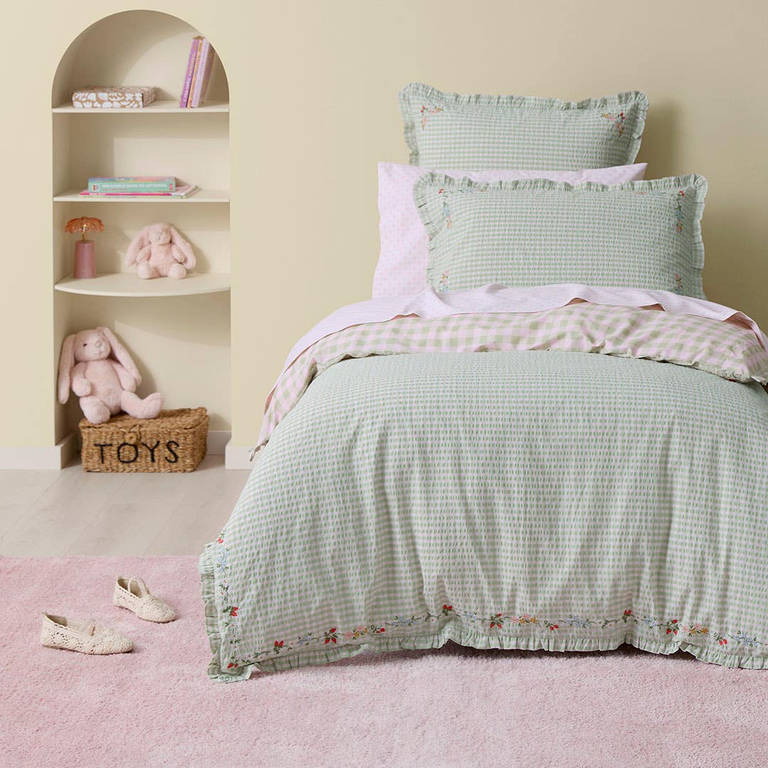 https://s3-ap-southeast-2.amazonaws.com/fusionfactory.commerceconnect.bbnt.production/pim_media/000/212/565/M_F_W26_Bedlinen_BOP_Gia_SQC_SI.jpg?1776147210