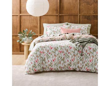 https://s3-ap-southeast-2.amazonaws.com/fusionfactory.commerceconnect.bbnt.production/pim_media/000/205/408/M_F_W26_Bedlinen_BOP_Grevillea_QQC_SI.jpg?1765325774
