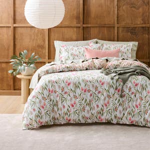 https://s3-ap-southeast-2.amazonaws.com/fusionfactory.commerceconnect.bbnt.production/pim_media/000/205/408/M_F_W26_Bedlinen_BOP_Grevillea_QQC_SI.jpg?1765325774