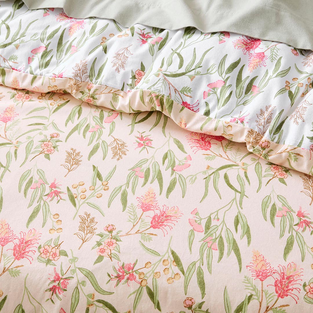 https://s3-ap-southeast-2.amazonaws.com/fusionfactory.commerceconnect.bbnt.production/pim_media/000/205/409/M_F_W26_Bedlinen_BOP_Grevillea_Reverse_QQC_Detail_1_SI.jpg?1765325774
