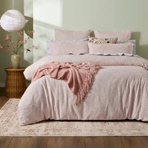 https://s3-ap-southeast-2.amazonaws.com/fusionfactory.commerceconnect.bbnt.production/pim_media/000/213/697/M_F_W26_Bedlinen_BOP_Lila_QQC_SI.jpg?1779164556