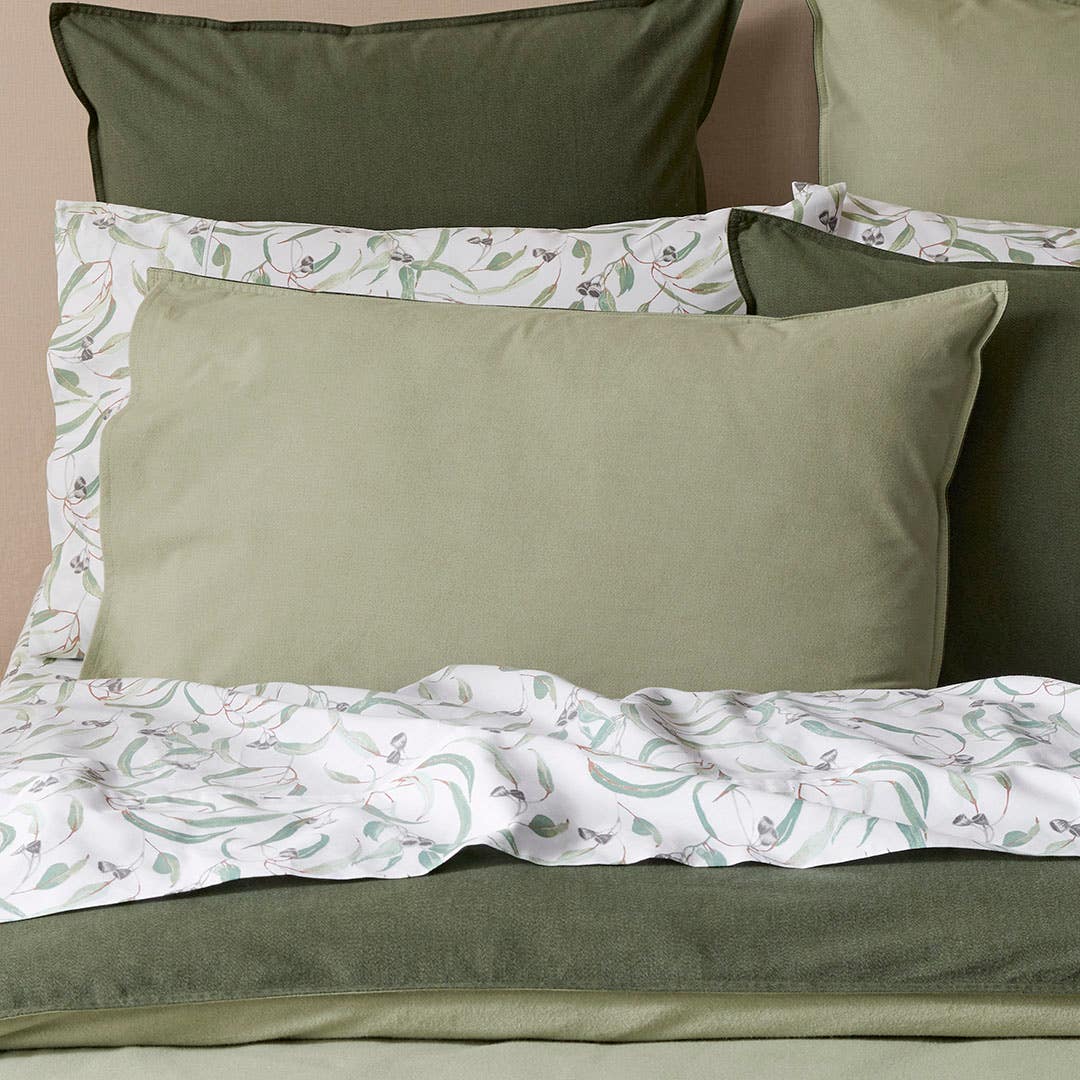 https://s3-ap-southeast-2.amazonaws.com/fusionfactory.commerceconnect.bbnt.production/pim_media/000/206/247/M_F_W26_Bedlinen_BOP_Lusso-Sage_Moss_QQC-Pillow_SI.jpg?1767143357