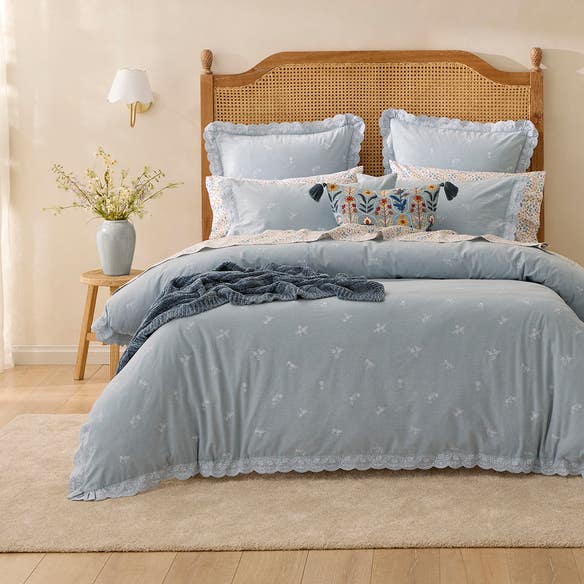 https://s3-ap-southeast-2.amazonaws.com/fusionfactory.commerceconnect.bbnt.production/pim_media/000/208/981/M_F_W26_Bedlinen_BOP_Mabel_QQC_SI.jpg?1770762196