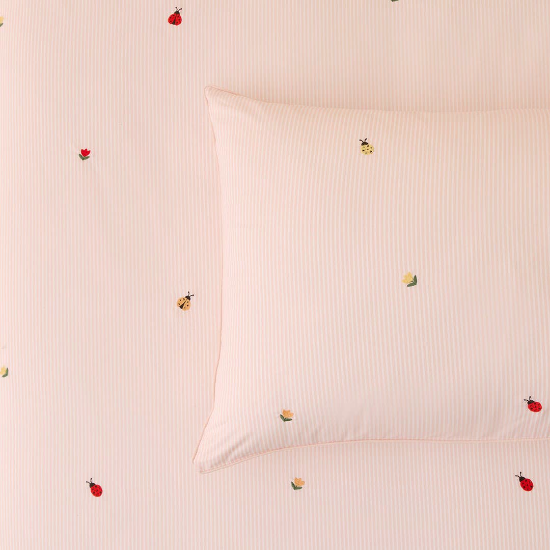 https://s3-ap-southeast-2.amazonaws.com/fusionfactory.commerceconnect.bbnt.production/pim_media/000/209/014/M_F_W26_Bedlinen_BOP_Maddie_Embroidery_QQC_Detail_2_SI.jpg?1770766620
