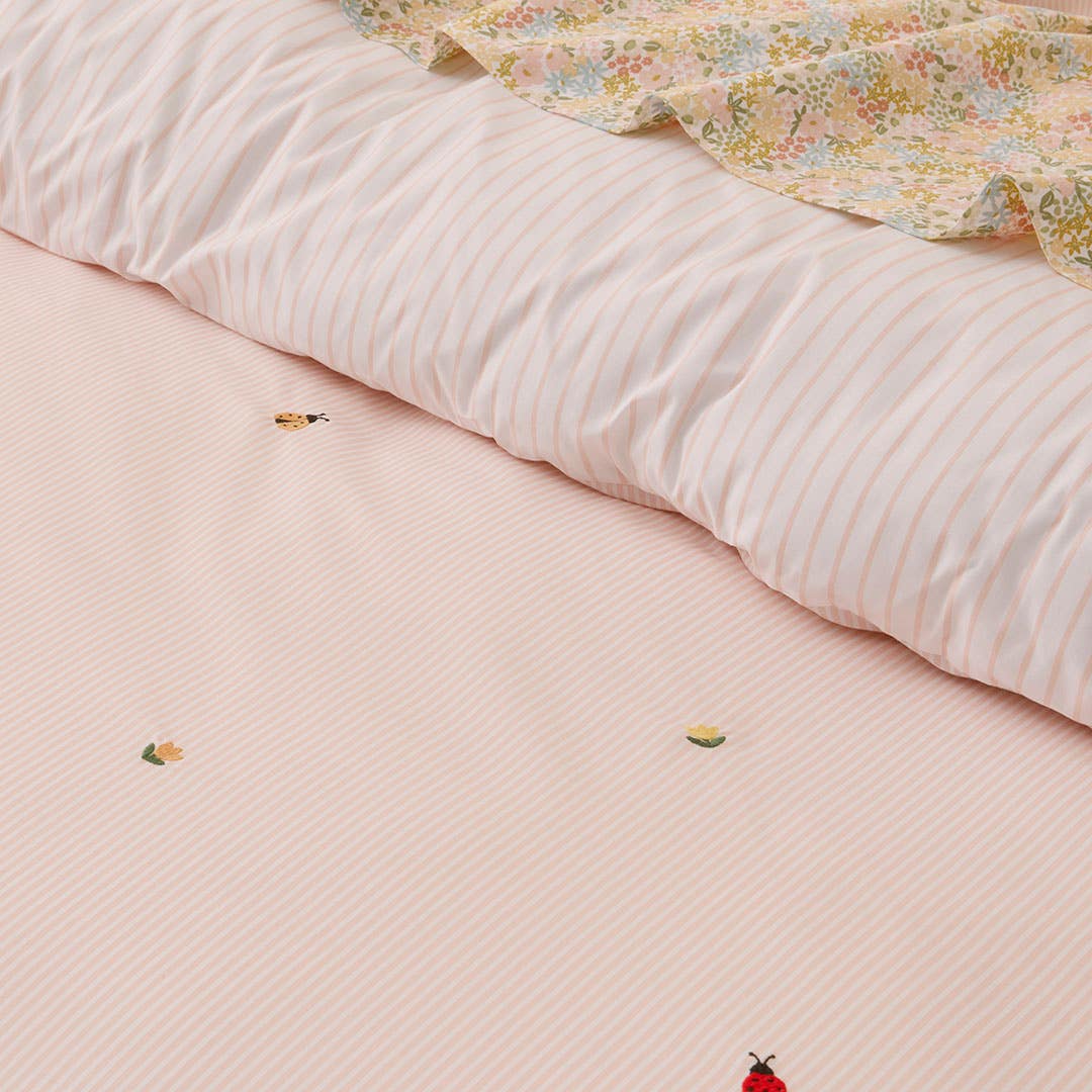 https://s3-ap-southeast-2.amazonaws.com/fusionfactory.commerceconnect.bbnt.production/pim_media/000/209/015/M_F_W26_Bedlinen_BOP_Maddie_Embroidery_QQC_Detail_SI.jpg?1770766620