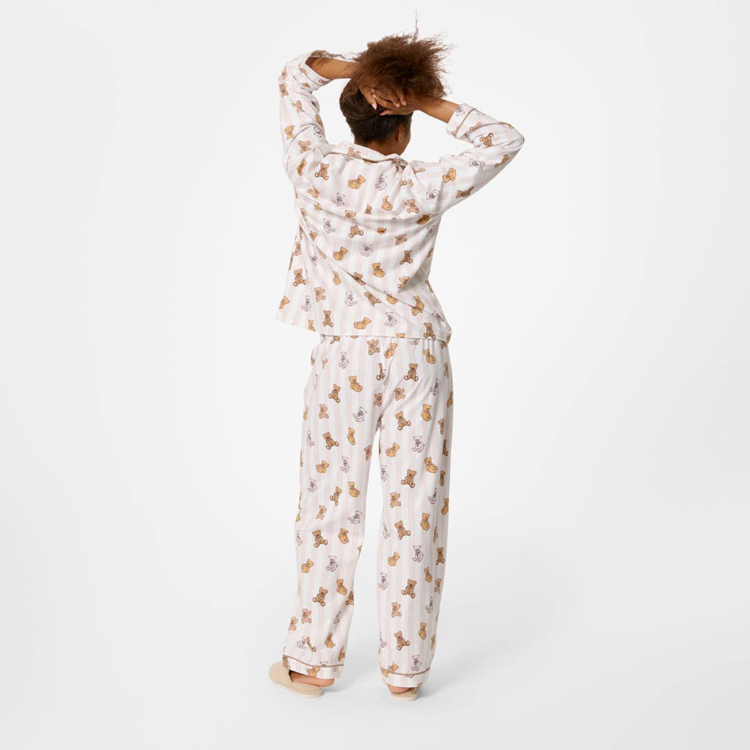 https://s3-ap-southeast-2.amazonaws.com/fusionfactory.commerceconnect.bbnt.production/pim_media/000/209/688/M_F_W26_Cuddly-Bear-Flannel-PJs_LRG_Bear_26073701_V2_SI.jpg?1770860564