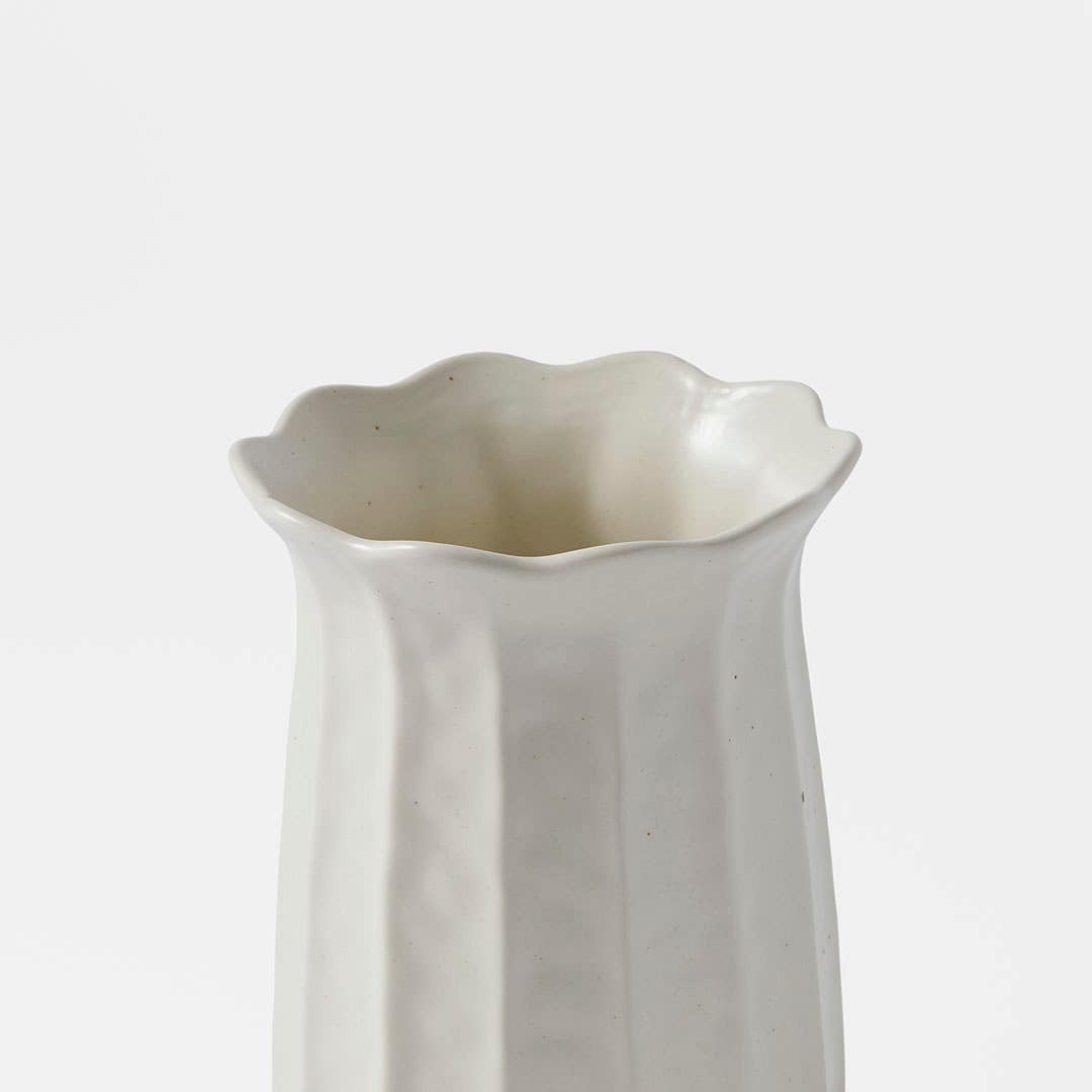 https://s3-ap-southeast-2.amazonaws.com/fusionfactory.commerceconnect.bbnt.production/pim_media/000/205/715/M_F_W26_Curtis-Ceramic-Vase-Lrg_White_26894201_Detail_SI.jpg?1765343246