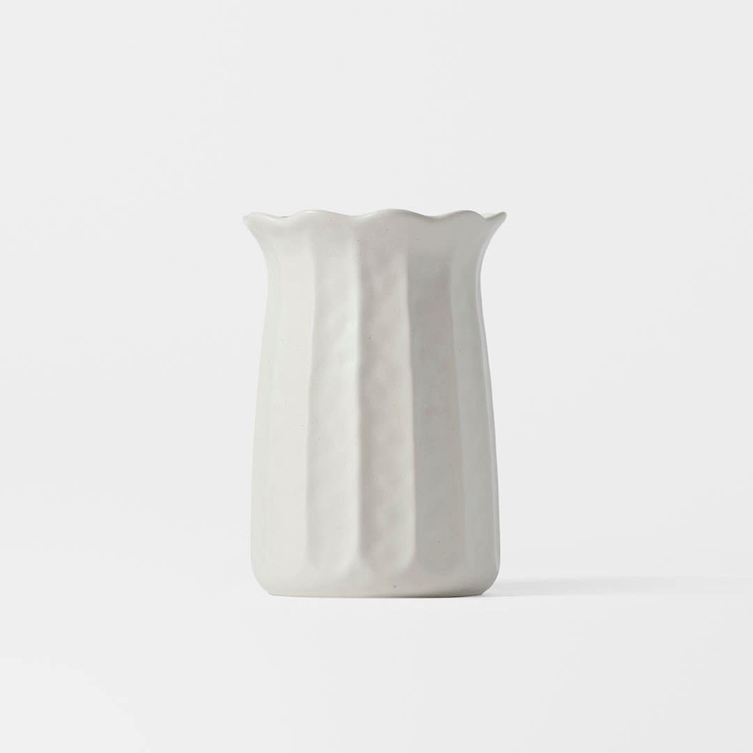 https://s3-ap-southeast-2.amazonaws.com/fusionfactory.commerceconnect.bbnt.production/pim_media/000/205/717/M_F_W26_Curtis-Ceramic-Vase-Lrg_White_26894201_SI.jpg?1765343247